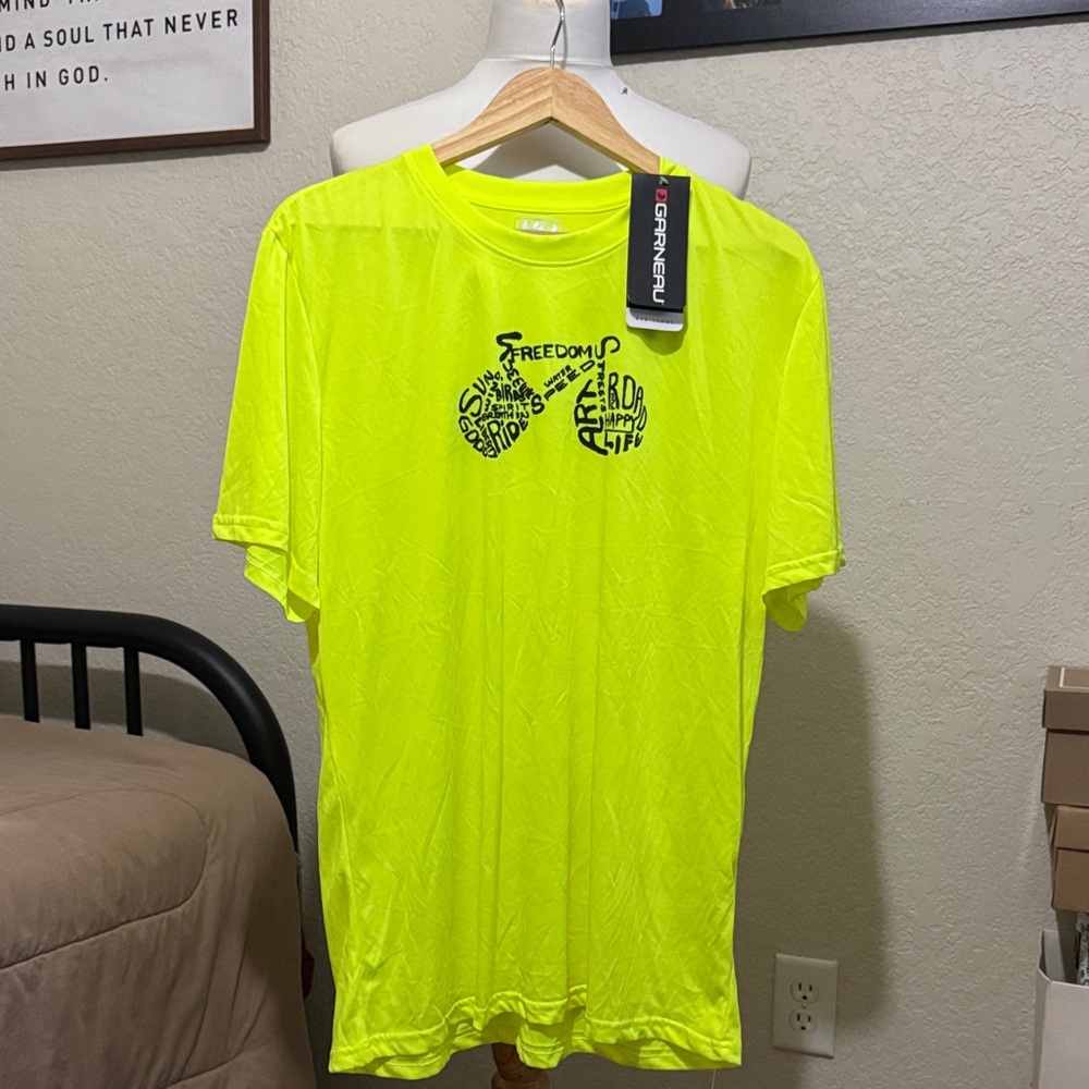 Men’s Bright Yellow Graphic Tee XL nwt
